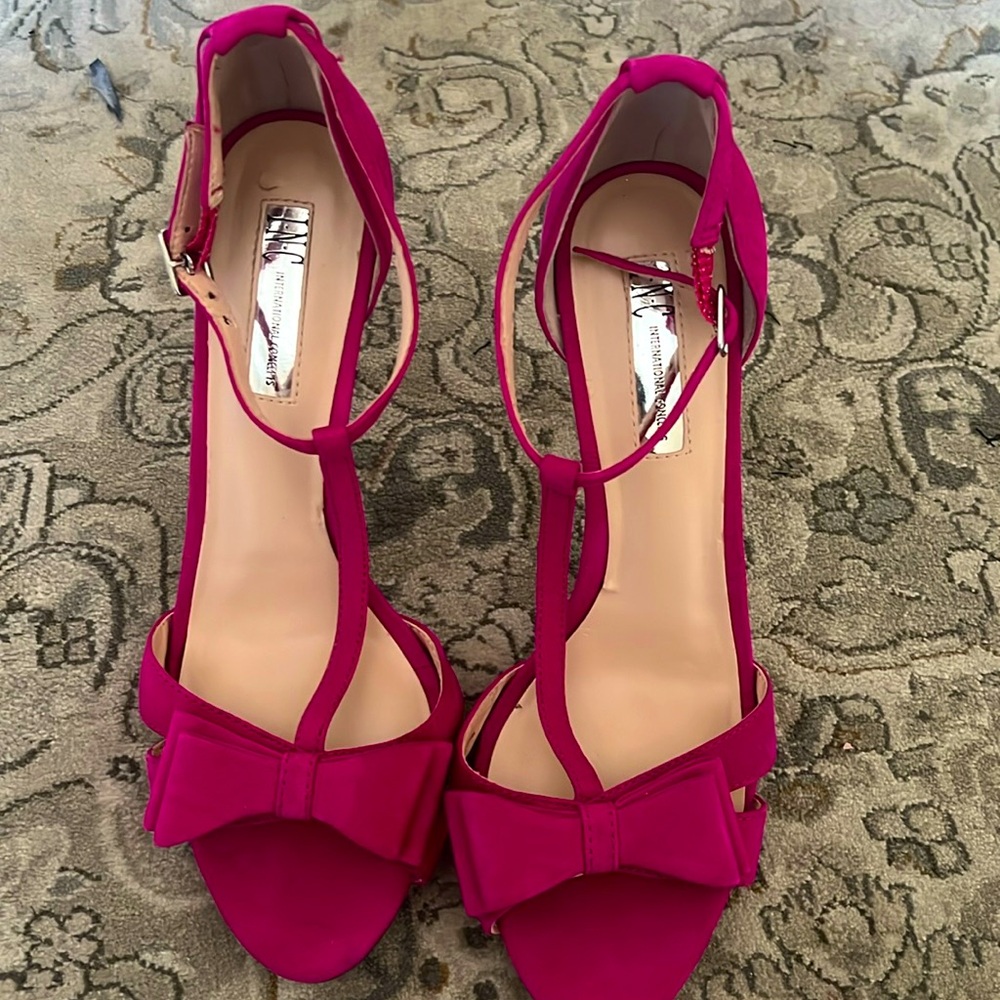 It’s a I.N.C. international concepts women's Ressie bow T-Shape hot pink heels